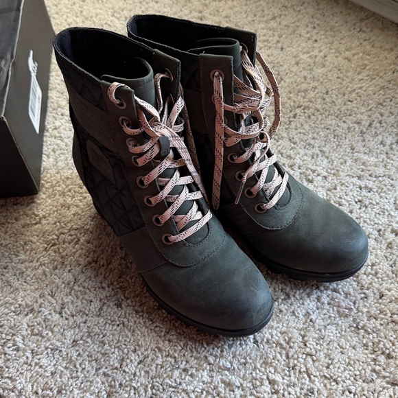 SOREL 🆕 NWT Lexie Dark Slate Heeled Gray Quilted Lace-Up Winter Boots Size 10 - Picture 6 of 8